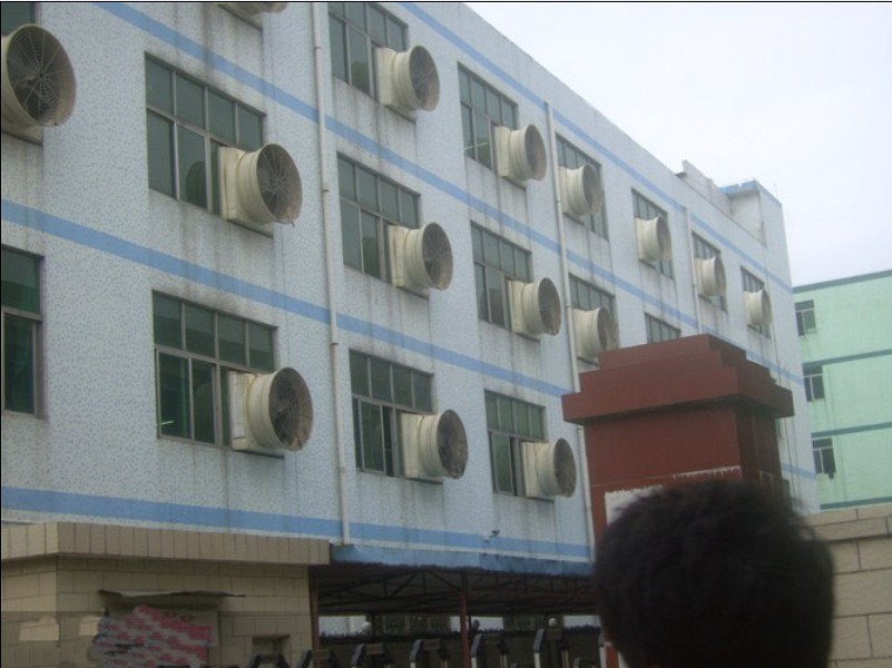 玻璃钢负压风机安装在砖混结构厂房中